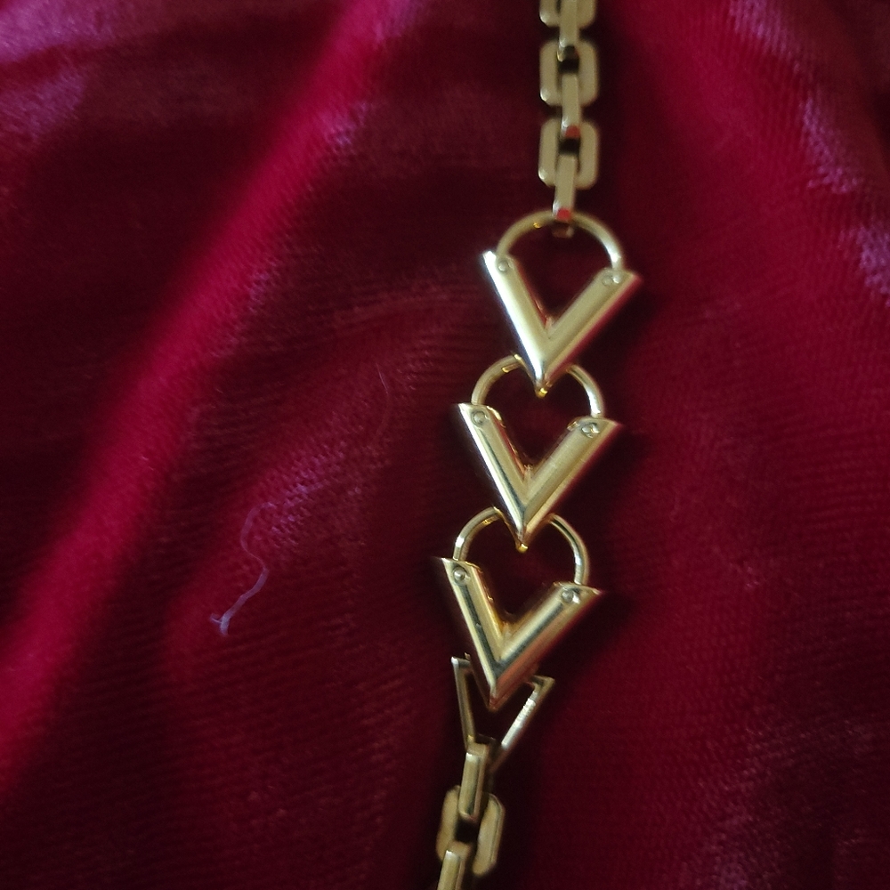 LOUIS VUITTON elegant Gold Tone Necklace Authentic LV - Picture 3 of 8